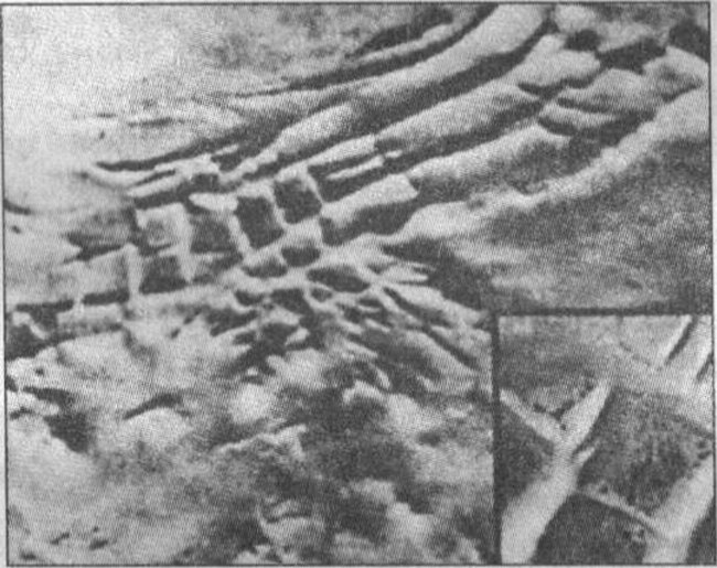 Рис. 47. Загадочный объект — «Город Инков» на Марсе. На вставке внизу справа показан фрагмент «города» на более детальном снимке космического аппарата «Марс Глобал Сервейор»