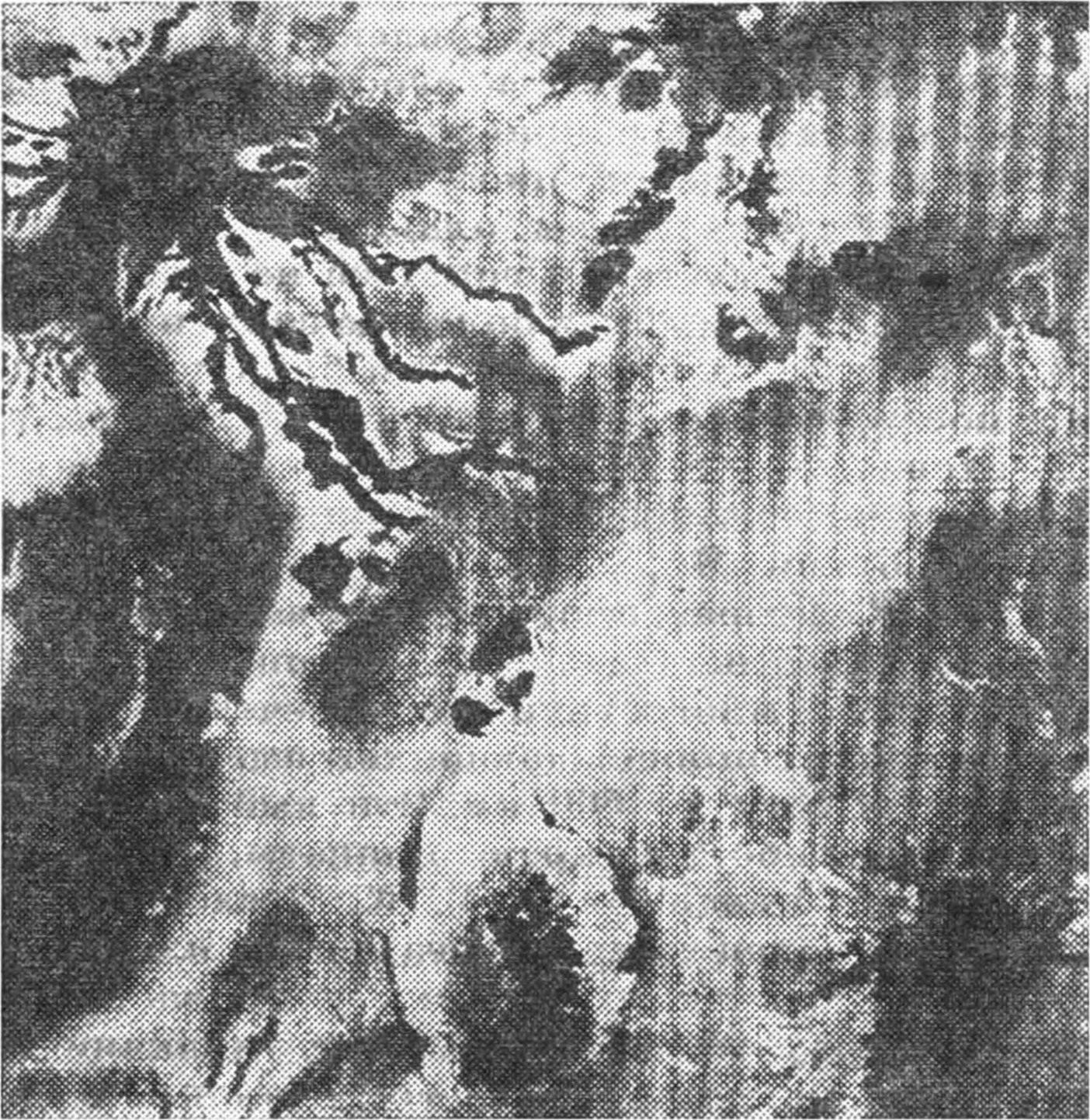 Рис. 88. Эта фотография, полученная с «Вояджера-1», показывает темные потоки лавы из кратера на спутнике Юпитера Ио. Ио окружена обширным облаком газов, растянутых вдоль ее орбиты и, по-видимому, образованных вулканическими извержениями в течение геологических сроков