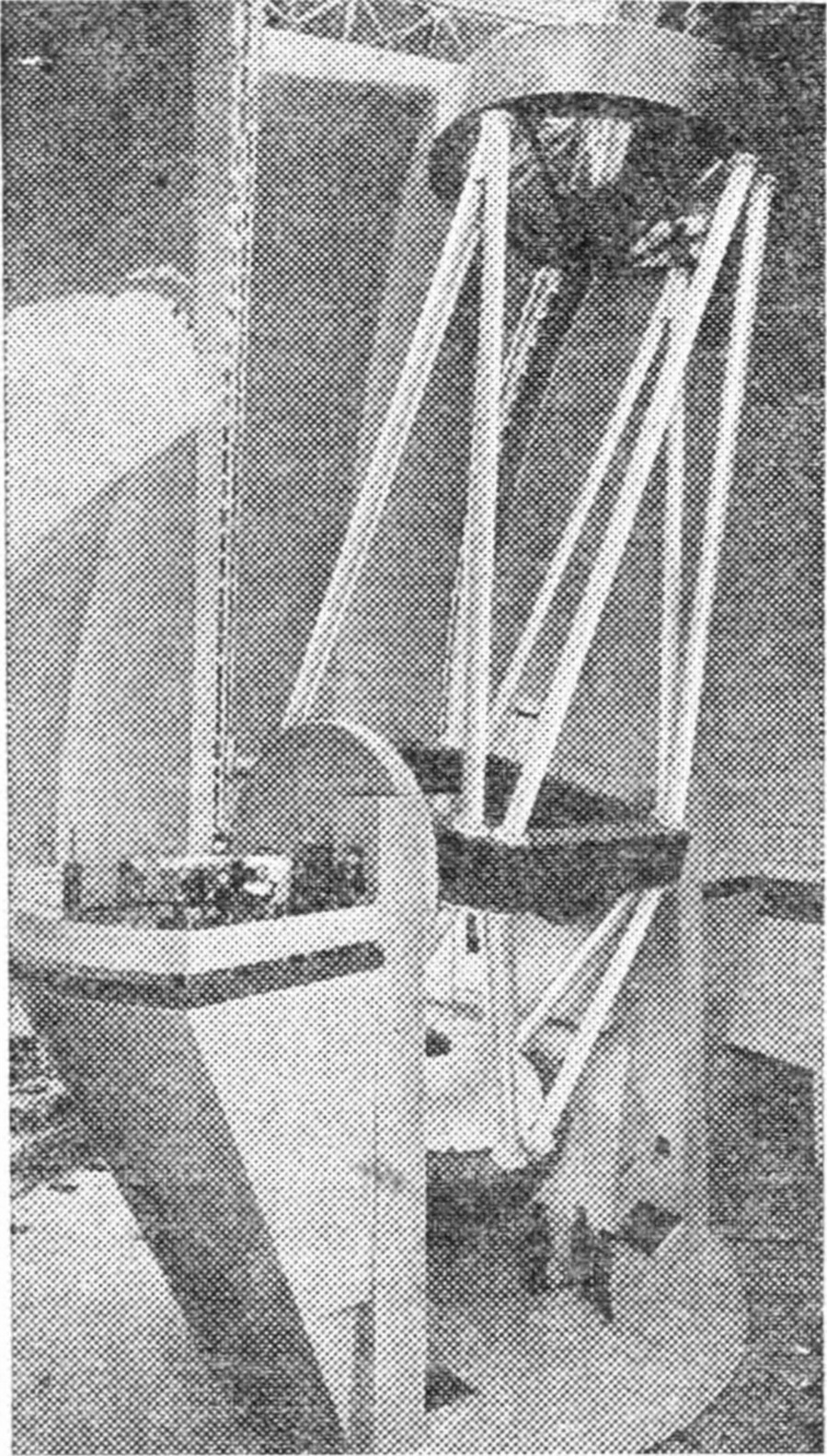 Рис. 10. Наибольший в мире 6-метровый телескоп-рефлектор, установленный в СССР