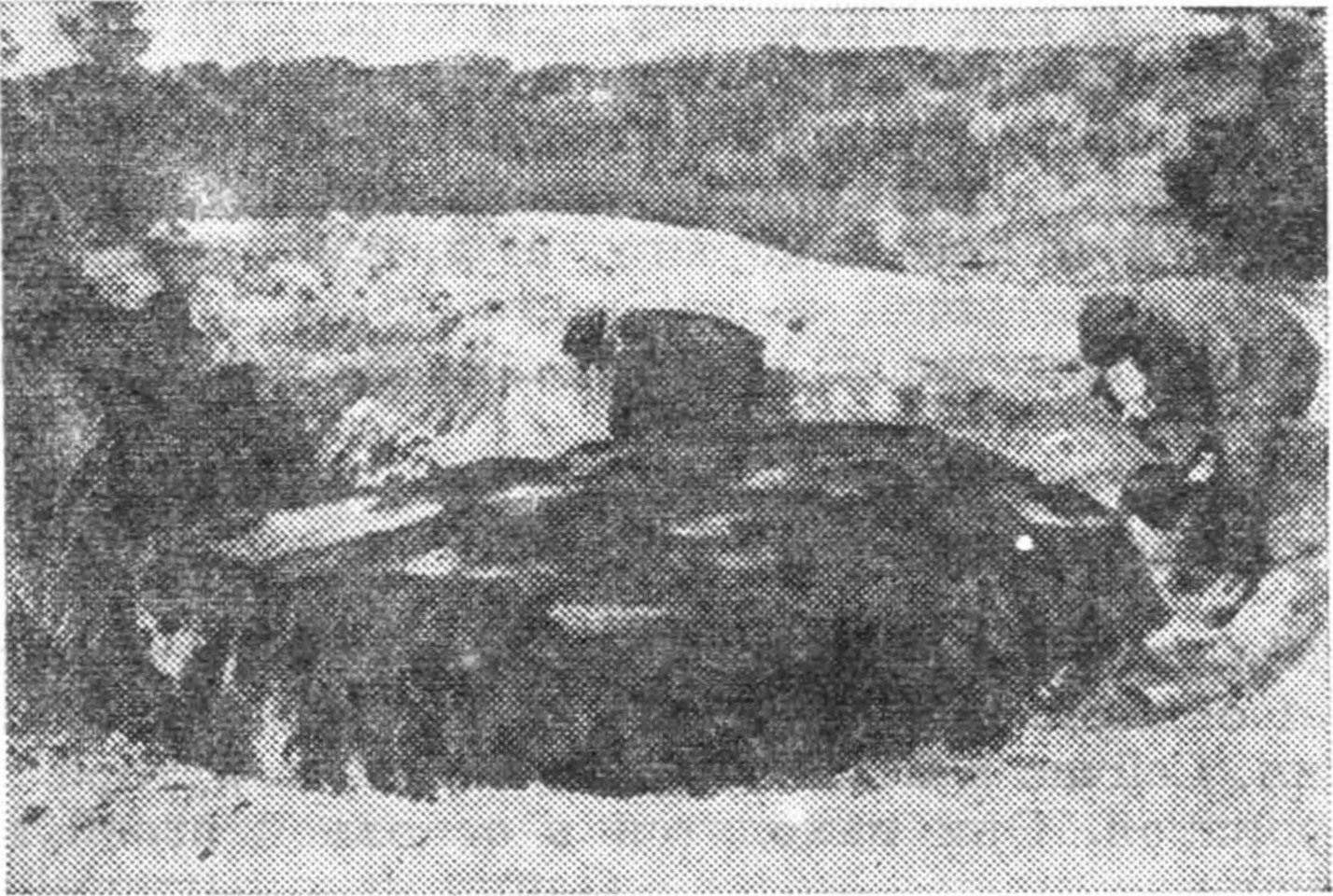 Рис. 104. Метеорит Гоба, найденный в Южной Африке, — наибольший из известных