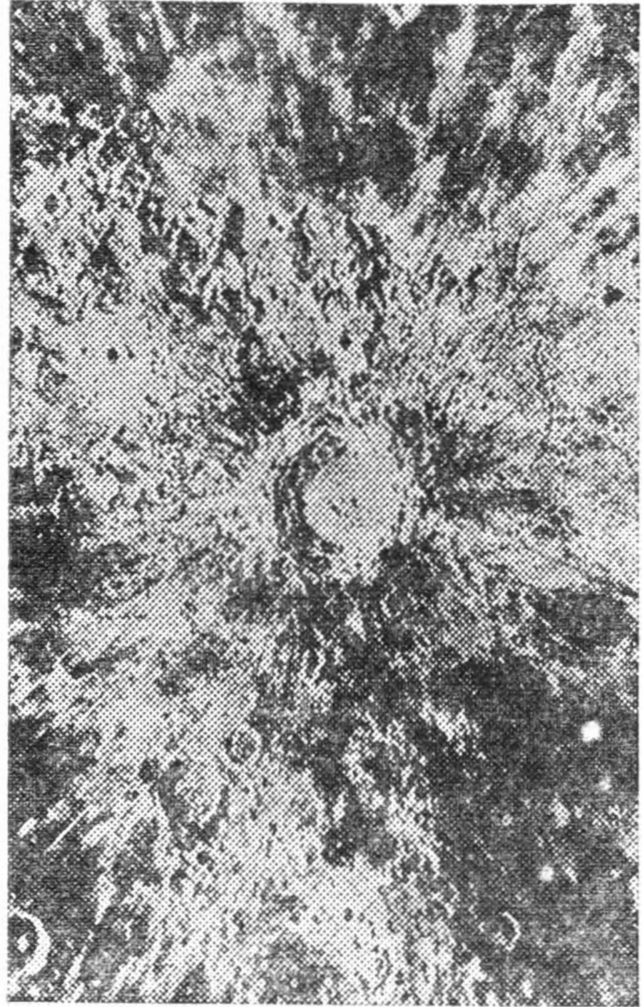 Рис. 111. Один из крупных лунных кратеров — кратер Коперник