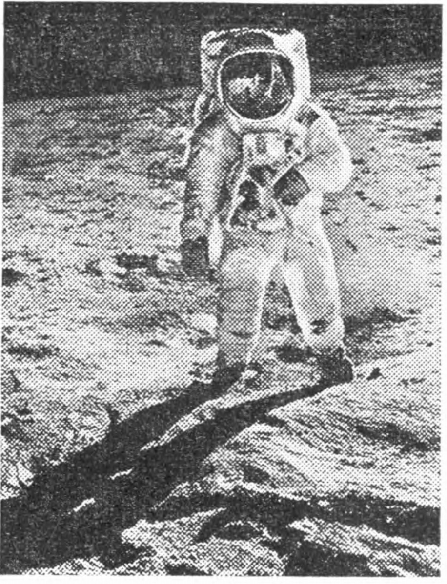 Рис. 40. Космонавт на Луне