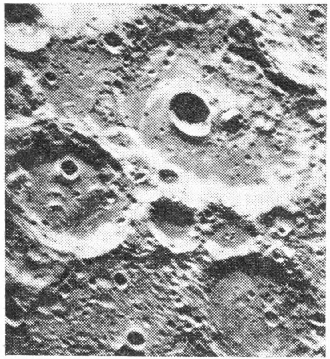 Рис. 44. Структура больших кратеров Меркурия