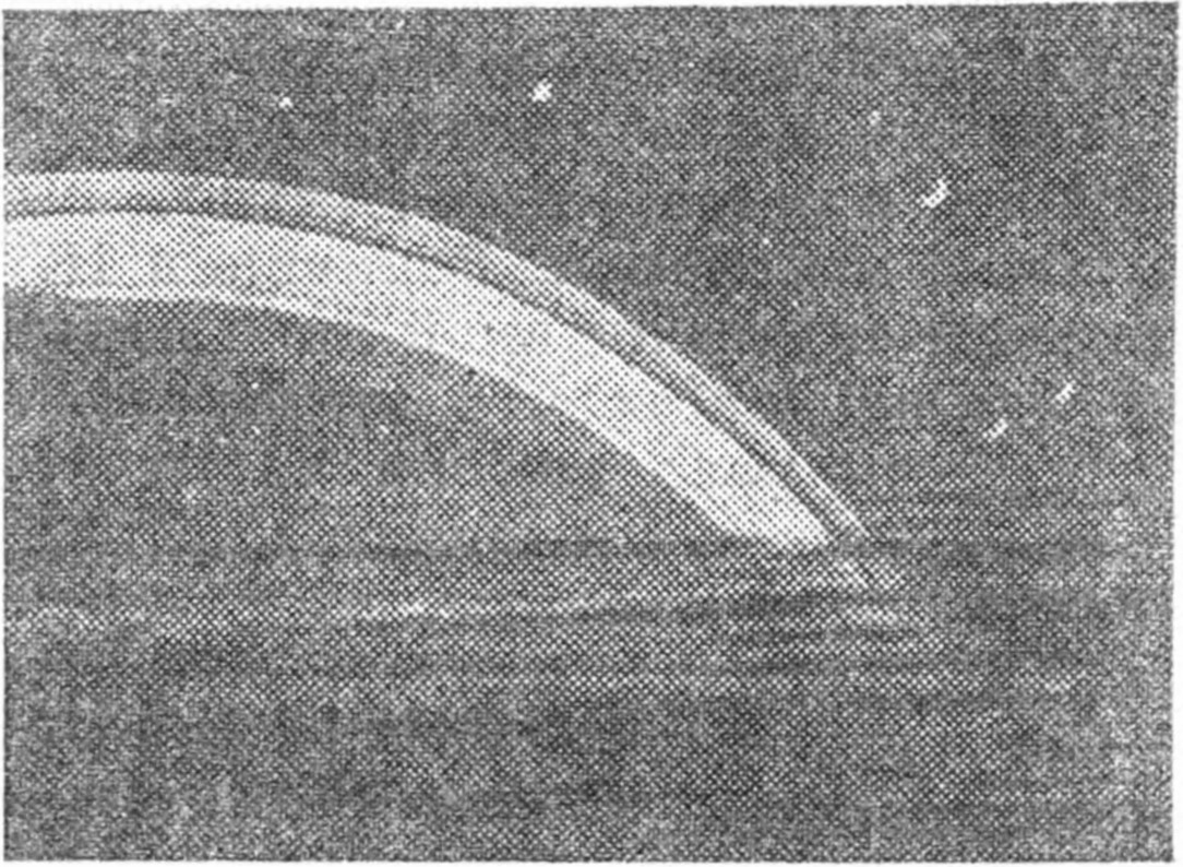Рис. 63. Воображаемый вид колец Сатурна из верхних слоев его атмосферы