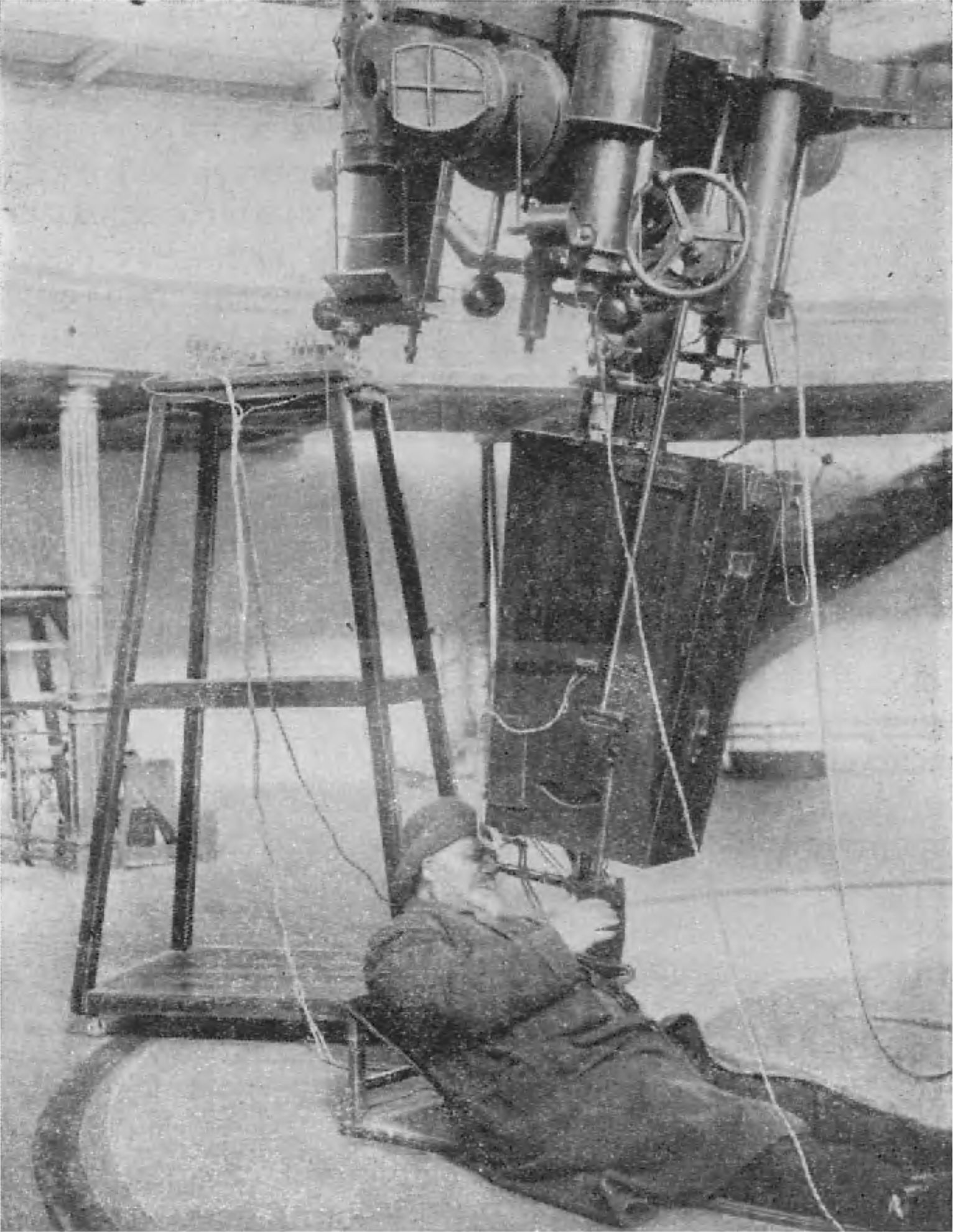 Рис. 83. А.А. Белопольский во время получения спектрограмм звезд на 30-дюймовом рефракторе