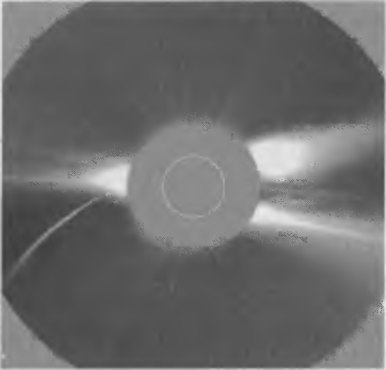 Рис. 4.24. Окрестности Солнца, сфотографированные с борта космической обсерватории SOHO. Солнце в центре закрыто круглым экраном. Слева к Солнцу приближается комета