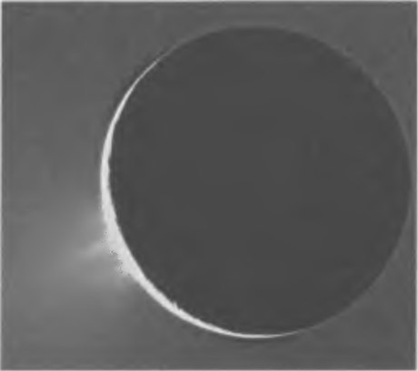 Рис. 8.17. Значительная часть фонтанирующей воды покидает Энцелад и распределяется вдоль его орбиты, образуя кольцо Е Сатурна. Фото: «Кассини»