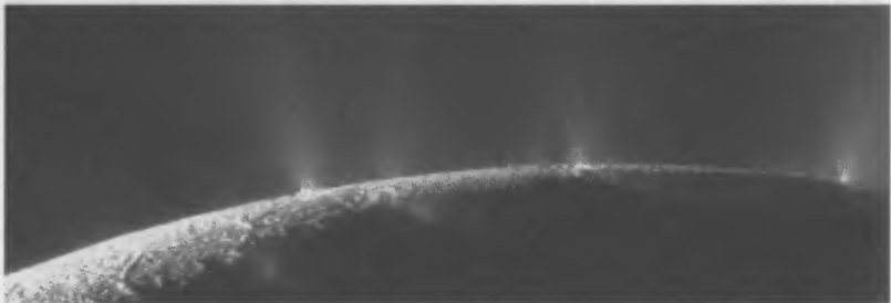 Рис. 8.18. Ледяные гейзеры в южной полярной области Энцелада. Некоторые из выбросов видны даже на ночной стороне. Фото: «Кассини»