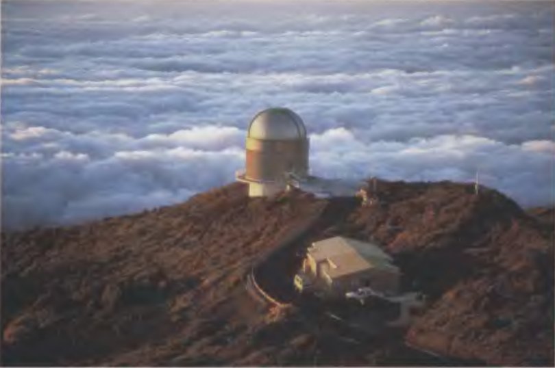 «Северный оптический телескоп» (Nordic Optical Telescope, NOT) на обсерватории Рока-де-лос-Мучачос (о. Пальма, Канарские о-ва), высота 2330 м над уровнем моря. Эта обсерватория — почти всегда выше облаков