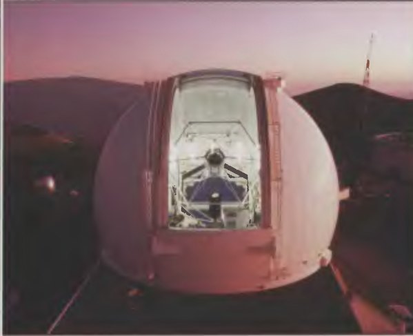 Телескоп «Кек» на о. Гавайи. Его зеркало диаметром 10 м собрано из 36 шестиугольных сегментов, изготовленных из стеклокерамики «Церодур». Ажурная конструкция телескопа поражает своей легкостью: она весит всего около 300 тонн