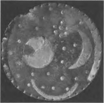 Рис. 1.1. Неолитическая «карта» звездного неба, включающая изображение Плеяд, изготовленная из бронзы с золотыми накладками. Найдена в Германии, близ г. Небра, в 1999 г