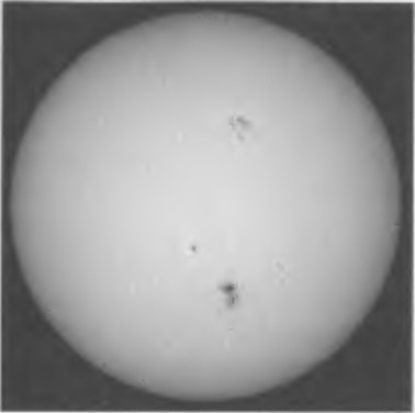 Рис. 4.21. Фигуру Солнца до сих пор не удалось отличить от идеального шара. Но Солнце не может быть шаром, поскольку оно вращается!