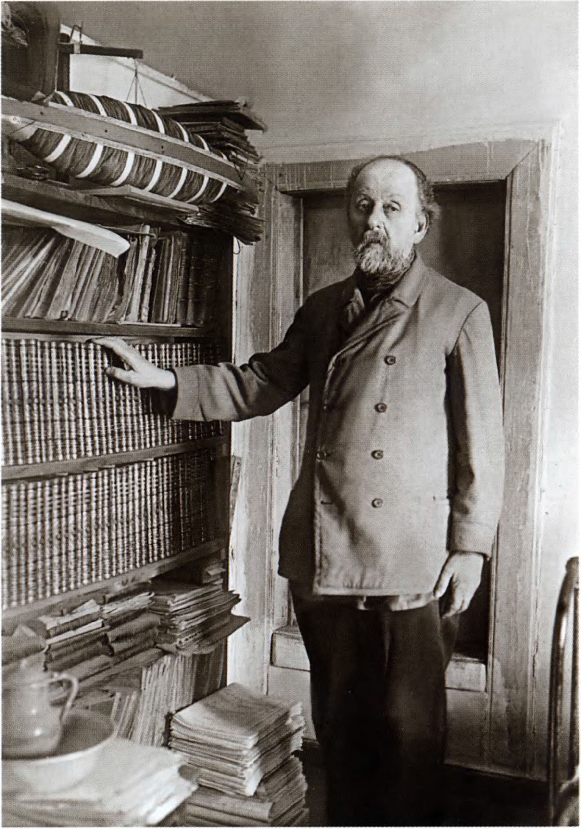 Циолковский в своей библиотеке. 1930 г