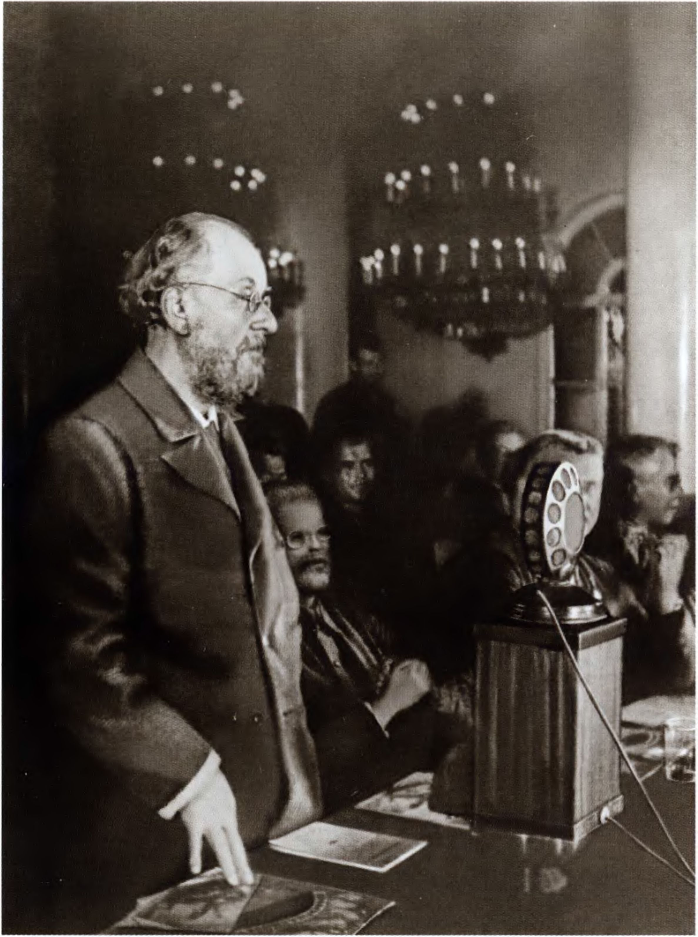 Циолковский выступает в Колонном зале на торжественном собрании. Фото из собрания ГМИК