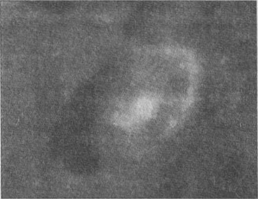 Рис. 15. Движущийся светлый объект в кратере Питиск. Снимки сделаны Г. Слейтоном 5 сентября 1981 г. с интервалом 15 мин