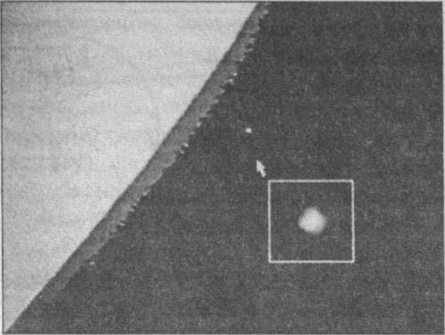 Рис. 18. Странный объект, сфотографированный у края лунного диска 21 сентября 1996 г. Увеличенный фрагмент видеокадра показан на вставке