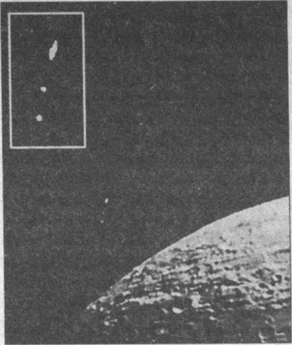 Рис. 19. Смазанное изображение движущегося объекта около Луны (снимок LHB0040V.140 космической станции «Клементина»). Увеличенный вид следа показан на вставке
