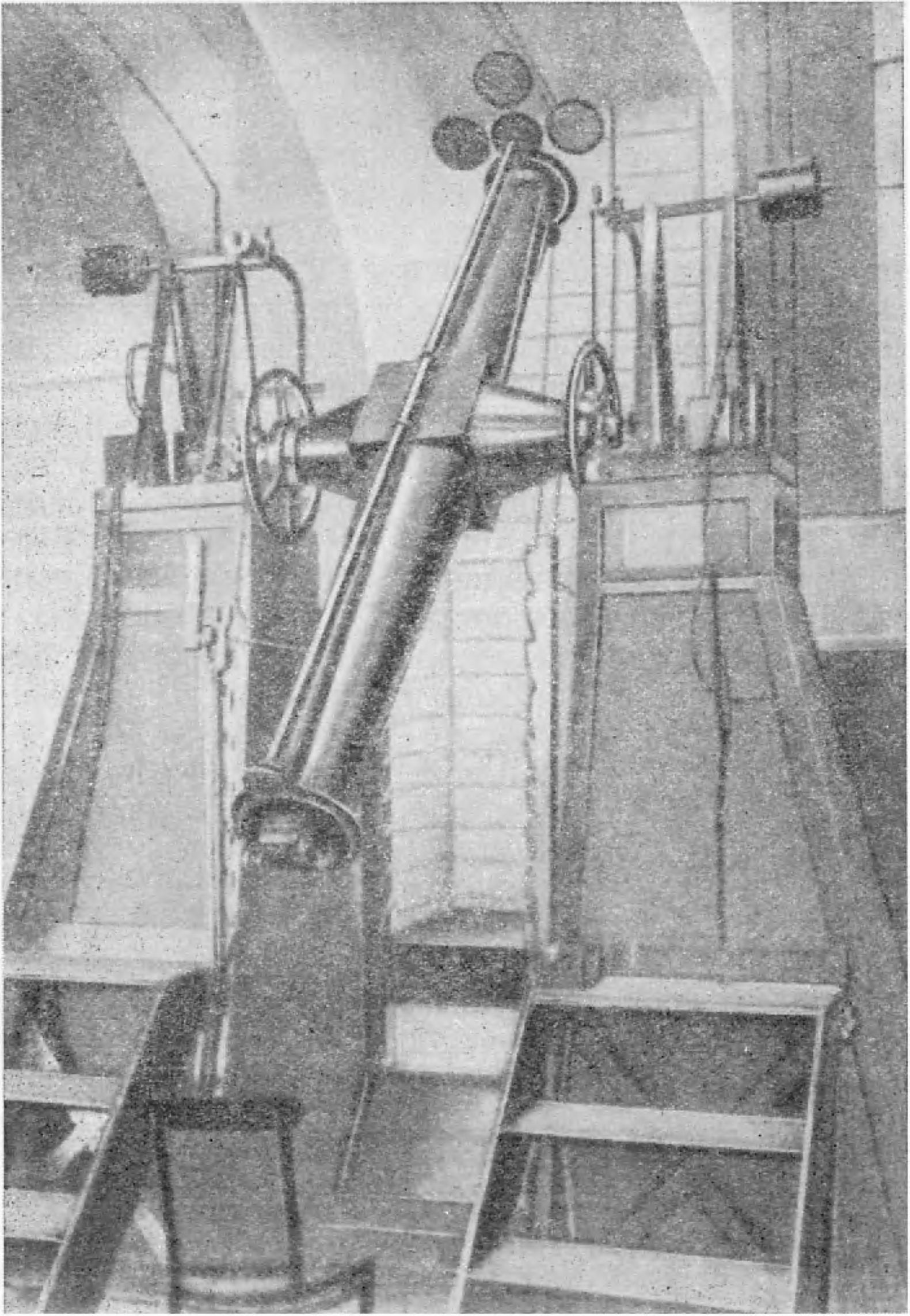 Рис. 77. Большой пассажный инструмент Пулковской обсерватории