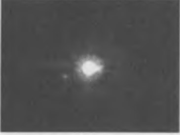 Рис. 7.6. Слева: наилучшее изображение Квавара, собранное из 16 снимков, полученных в 2002 г. космическим телескопом «Хаббл». Справа: Эрида и ее спутник Дисномия (внизу слева) размером порядка 100 км. Спутник движется вокруг Эриды по круговой орбите радиусом 36400 км с периодом 15,77 сут. Фото: HST NASA