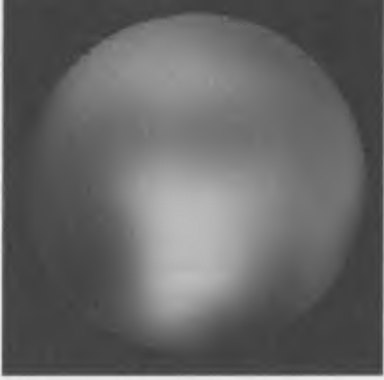 Рис. 7.7. Наиболее четкое изображение Плутона, полученное по снимкам космического телескопа «Хаббл». Пока трудно судить, что представляют собой эти пятна на поверхности. Загадочное яркое пятно в центре, судя по цвету, покрыто замерзшей окисью углерода. Детали поверхности Плутона мы увидим в 2015 г., когда к нему приблизится зонд «New Horizons» (NASA)